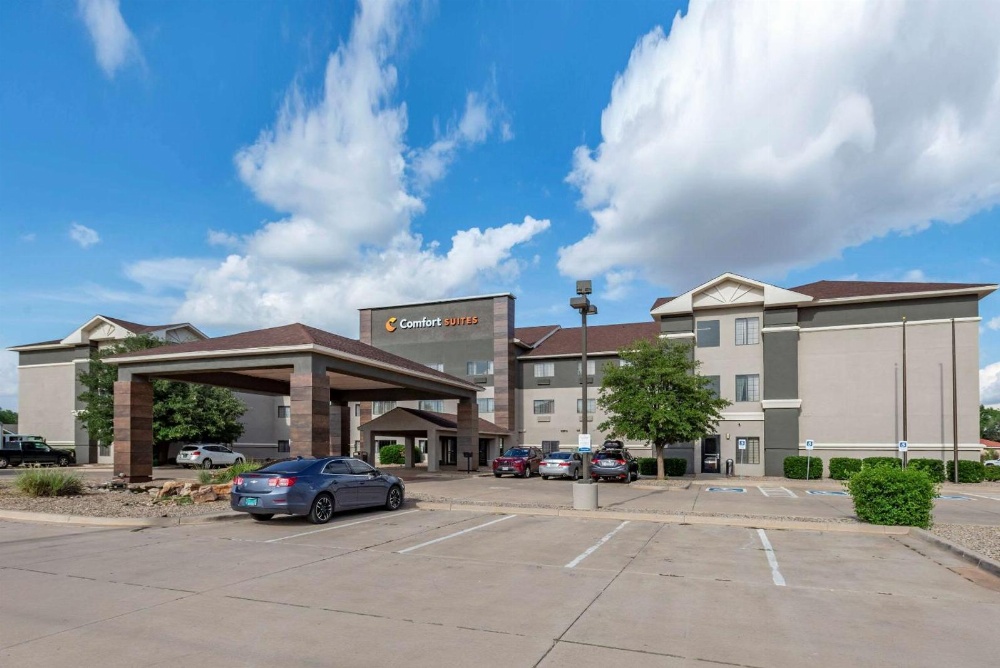 Comfort Suites Main image